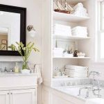 étagères pratiques dans la salle de bain
