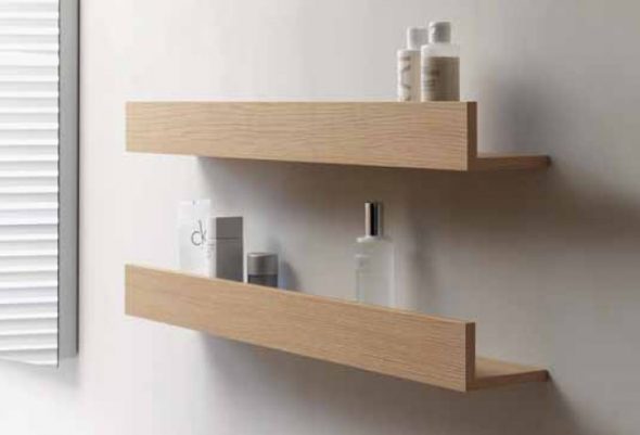 étagères pratiques dans la salle de bain
