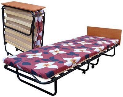 lit pliant avec un matelas sur les ceintures