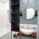 étagères à la main dans la salle de bain