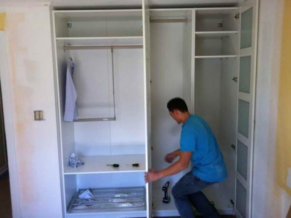 montage d'armoire d'angle