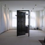 dormir les pieds à la porte