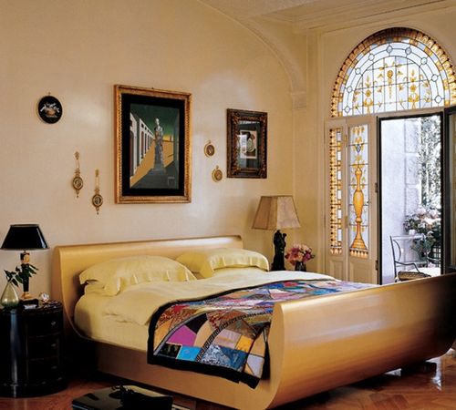 dormir les pieds à la porte