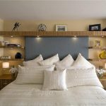 étagères en bois dans la chambre