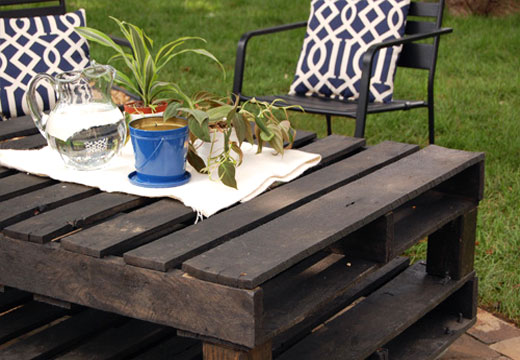 la table pour donner est faite de la palette entièrement
