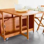 livre de table avec chaises
