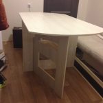 livre de table avec ses propres mains dans le salon