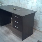 bureau odnotumbovy avec tiroirs