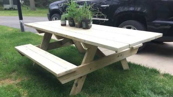 table avec des bancs pour donner une photo
