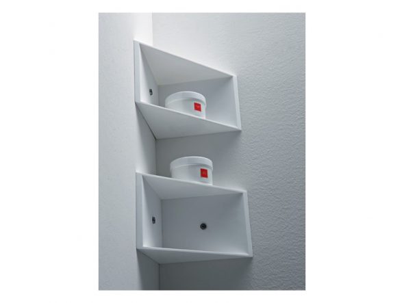 étagères de coin dans la salle de bain
