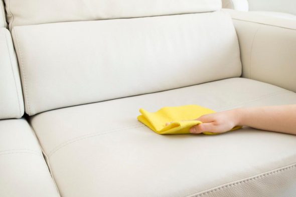 soin du canapé en cuir léger