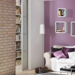 décorer le mur avec une étagère au-dessus du canapé