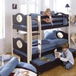 Lit superposé en bois avec un siège extensible supplémentaire