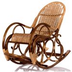 Grâce à la structure en osier, la chaise est confortable