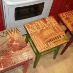Decor van oude stoelen