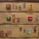 Doe-het-zelf meubilair decoupage is een geweldige kans om het interieur van uw kamers op te frissen.