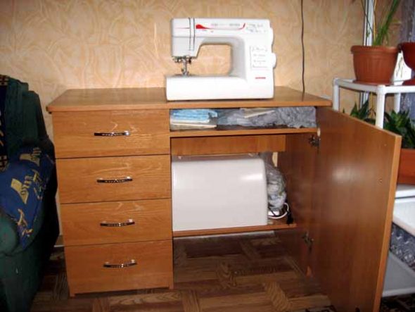 Nous fabriquons vous-même une table pour coudre