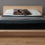 Tweepersoonsbed op het podium