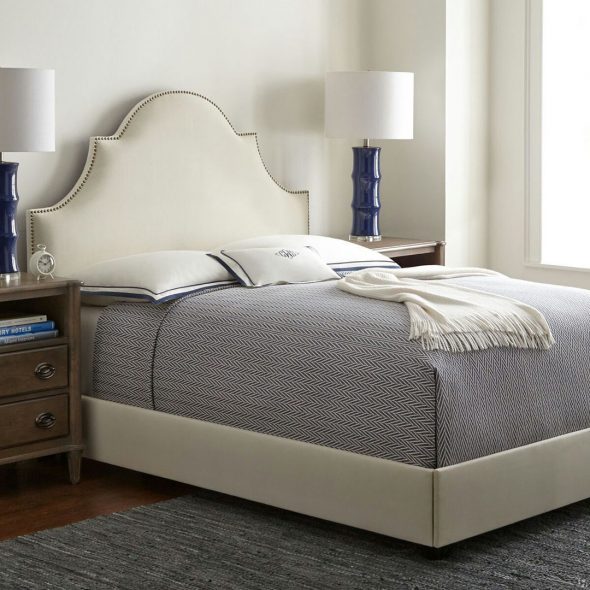 Bed met een hoofdeinde van de originele vorm