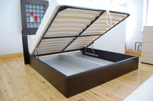 Lit avec un mécanisme de levage pour la chambre