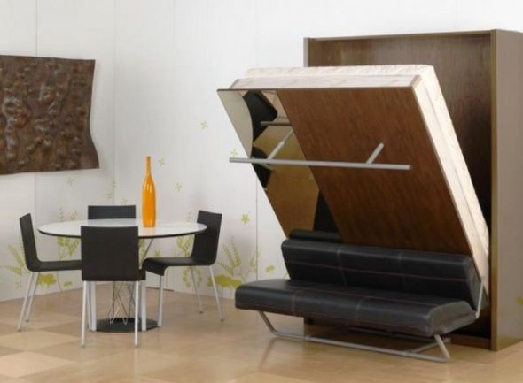 Un lit avec un mécanisme de levage est le mobilier idéal pour les petites chambres.