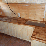 Cuisine simple à partir de planches de bois