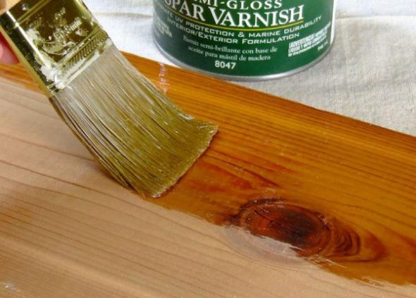Vernir le sol avec une brosse