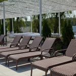 Les meubles en rotin de jardin sont très populaires non seulement dans les lieux publics.