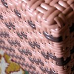 Un exemple de tissage de bordures avec leurs propres mains