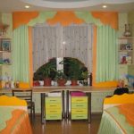 Área de trabajo en la habitación para niñas.