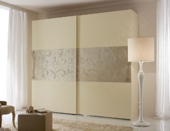 Beige Kleiderschrank mit Aufhängesystem