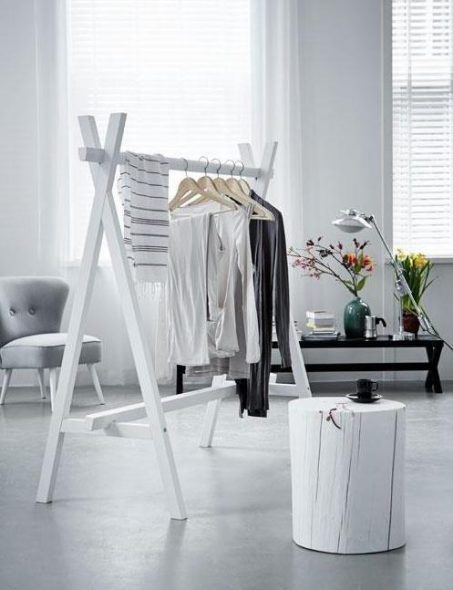 Portemanteau élégant avec des barres peintes en blanc
