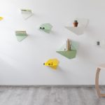 Feuilles lumineuses tombent à l'intérieur sous la forme d'étagères
