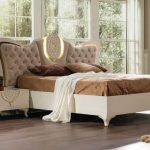 Chambre aristocratique avec un lit avec une tête de lit haute de forme inhabituelle