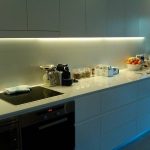 Cuisine blanche avec éclairage LED