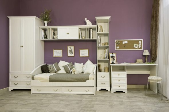 Quarto branco com mesa