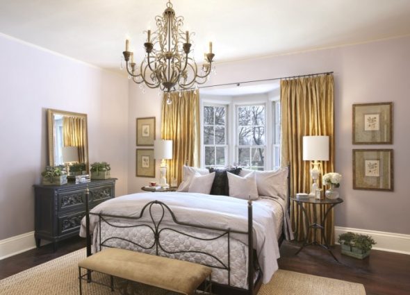 Grande chambre lumineuse avec une fenêtre inhabituelle