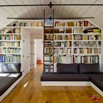 Grande bibliothèque dans la salle de réception et de repos