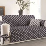 Couvrir sur le canapé avec un coussin en ton avec leurs propres mains
