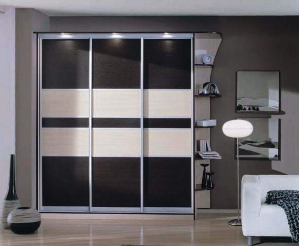 Armoire noire et blanche avec éclairage supérieur
