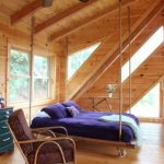 Lit en bois dans le grenier pour une chambre rustique
