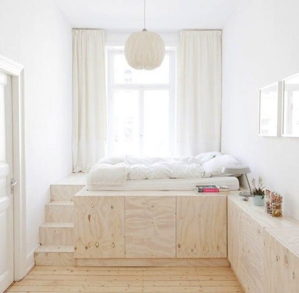 Podium en bois dans une petite chambre