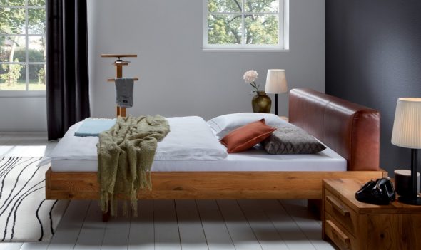 Lit en bois avec tête de lit douce