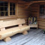Banc en bois près de la fenêtre