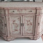 Coffre en bois décoré dans le style de la Provence