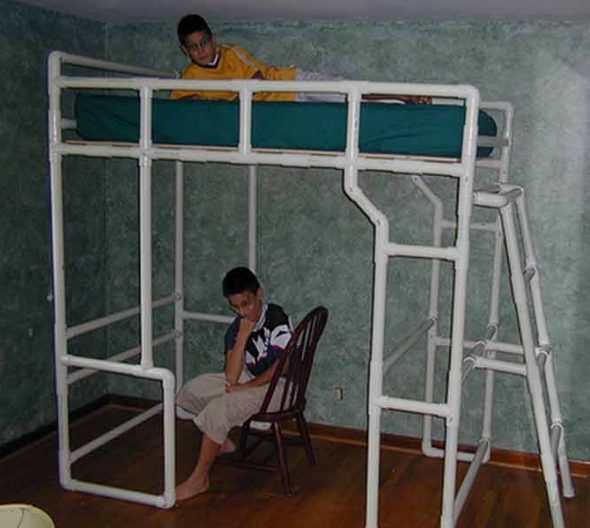 Lit d'enfant à partir de tuyaux en PVC