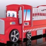 Lit pour enfants sous la forme d'un camion