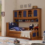 Chambre d'enfant avec meubles en chêne