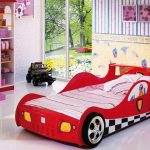 Lit bébé pour un garçon sous la forme d'une voiture rouge