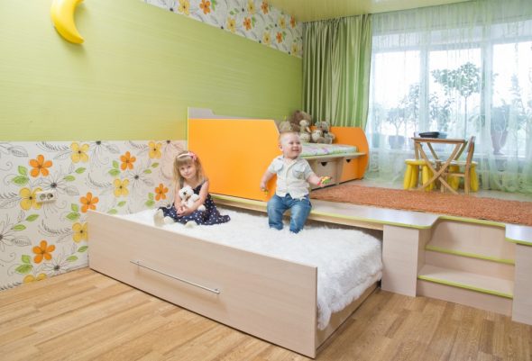 Podium pour les enfants avec une place pour jouer